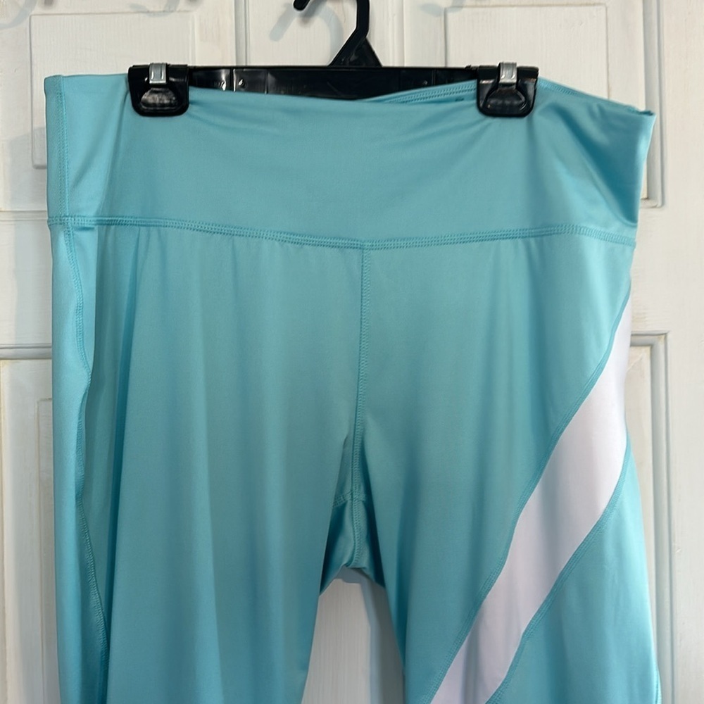 Crown & Ivy light blue and white leggings size 2x - Picture 3 of 4